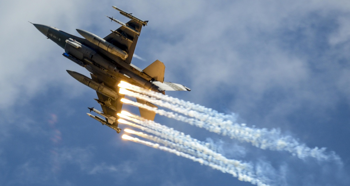 F-16 onderschepte een burgervliegtuig boven Rehoboth Beach terwijl Biden op vakantie was in zijn buitenverblijf - het gevechtsvliegtuig verspreidde vuurpijlen om de aandacht van de piloot te trekken F-16 onderschepte een burgervliegtuig boven Rehoboth Beach terwijl Biden op vakantie was in zijn buitenverblijf - het gevechtsvliegtuig verspreidde vuurpijlen om de aandacht van de piloot te trekken
