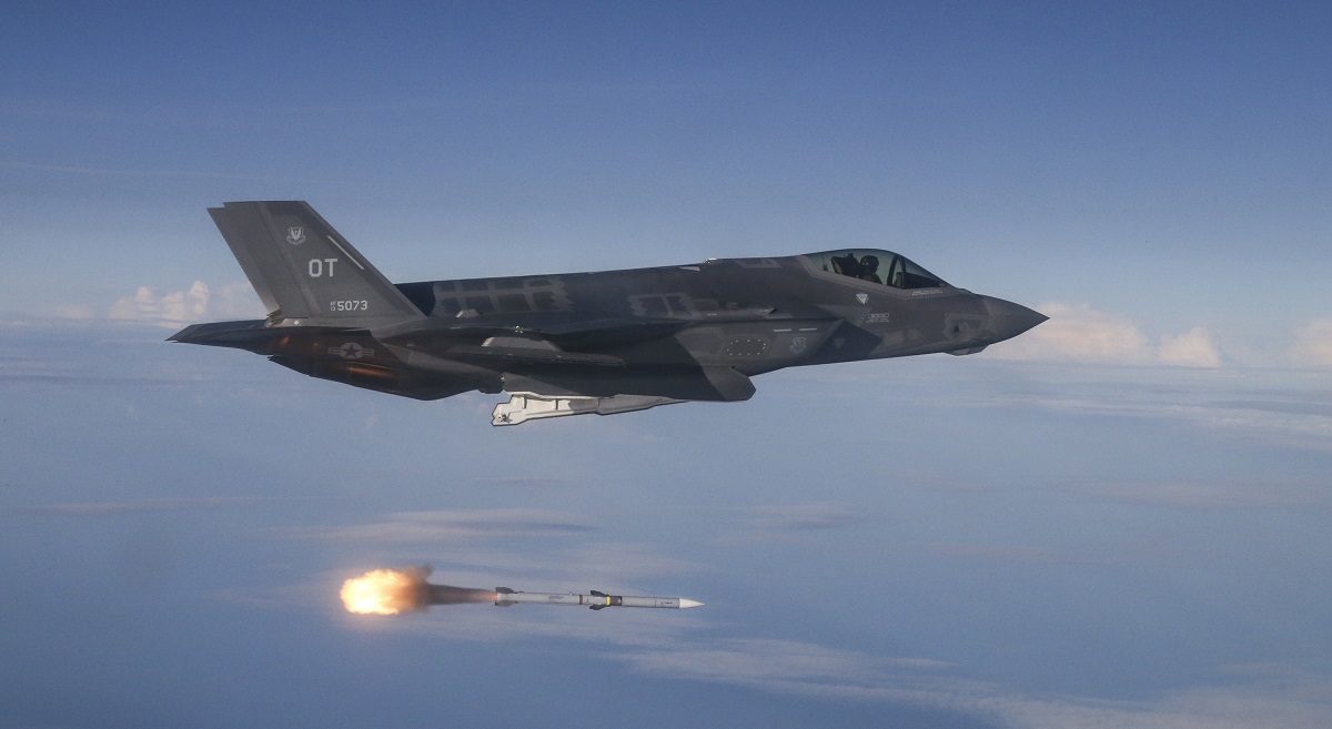 De levering van de eerste F-35 Lightning II gevechtsvliegtuigen aan de Belgische luchtmacht is met minstens zes maanden vertraagd - de toestellen zullen in 2024 aankomen op de basis in Luc.
