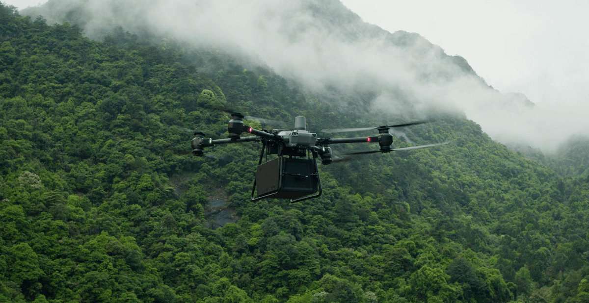 DJI kondigde de FlyCart drone aan met een maximaal laadvermogen van 40kg voor een prijs van $17.000 DJI kondigde de FlyCart drone aan met een maximaal laadvermogen van 40kg voor een prijs van $17.000