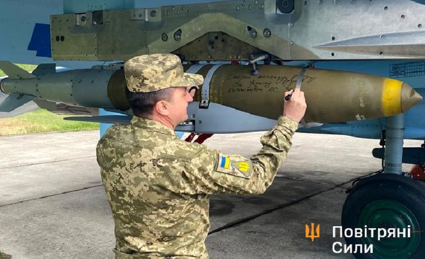 Oekraïense Su-27 gevechtsvliegtuigen kunnen ook JDAM Extended Range slimme bommen afvuren. Oekraïense Su-27 gevechtsvliegtuigen kunnen ook JDAM Extended Range slimme bommen afvuren.