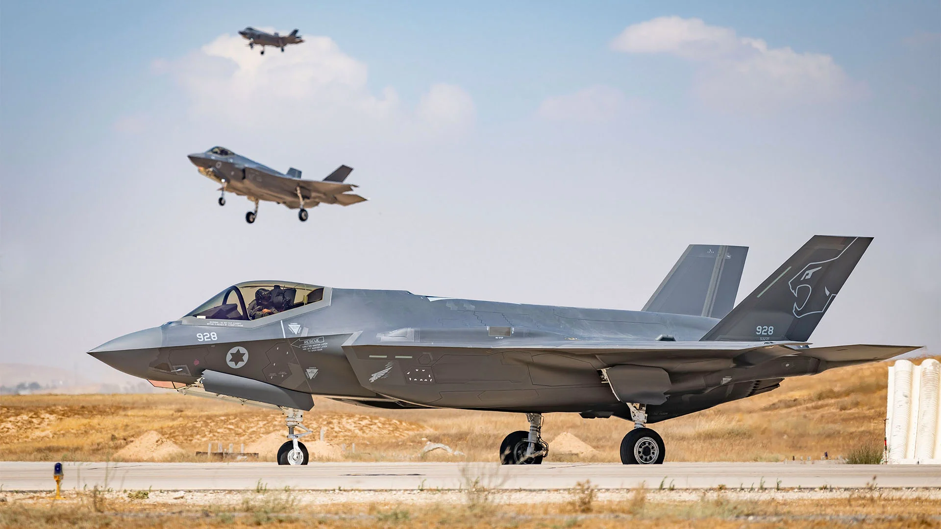Het F-35 Lightning II gevechtsvliegtuig van de vijfde generatie heeft voor het eerst een kruisraket onderschept. Het F-35 Lightning II gevechtsvliegtuig van de vijfde generatie heeft voor het eerst een kruisraket onderschept.