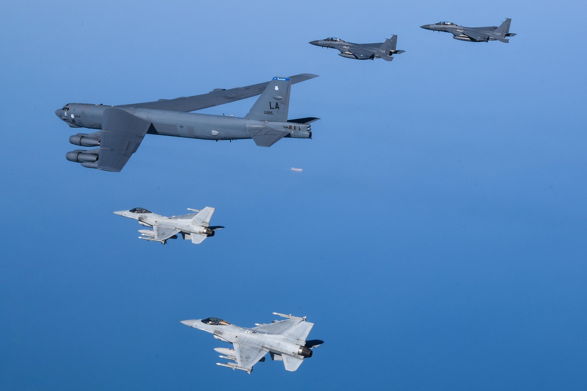 B-52H Stratofortress kernbommenwerpers keren terug naar de Republiek Korea voor oefeningen met F-35A, F-16, F-15E en KF-16 gevechtsvliegtuigen B-52H Stratofortress kernbommenwerpers keren terug naar de Republiek Korea voor oefeningen met F-35A, F-16, F-15E en KF-16 gevechtsvliegtuigen