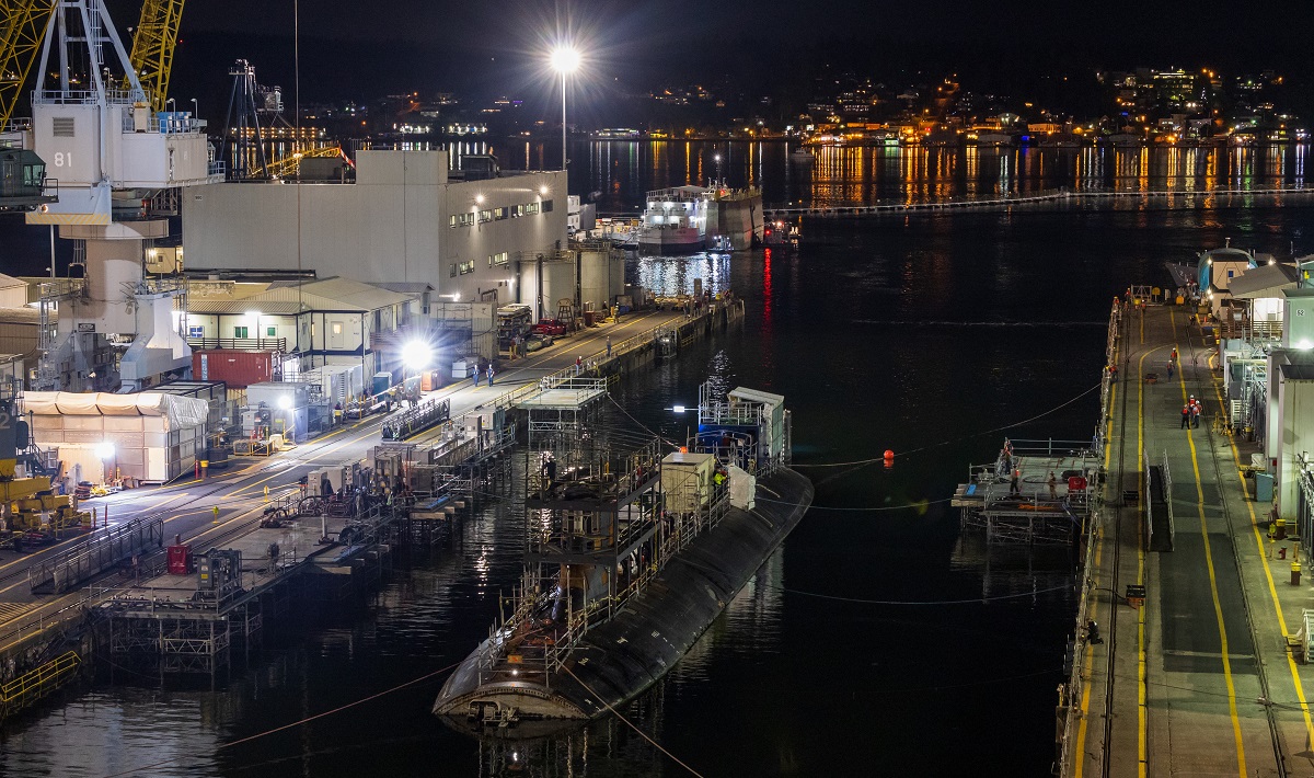 De Amerikaanse marine heeft foto's vrijgegeven van de nucleair aangedreven onderzeeër USS Connecticut (SSN-22), die zwaar beschadigd raakte door een aanvaring met een onbekend object in de Zuid-Chinese Zee. De Amerikaanse marine heeft foto's vrijgegeven van de nucleair aangedreven onderzeeër USS Connecticut (SSN-22), die zwaar beschadigd raakte door een aanvaring met een onbekend object in de Zuid-Chinese Zee.