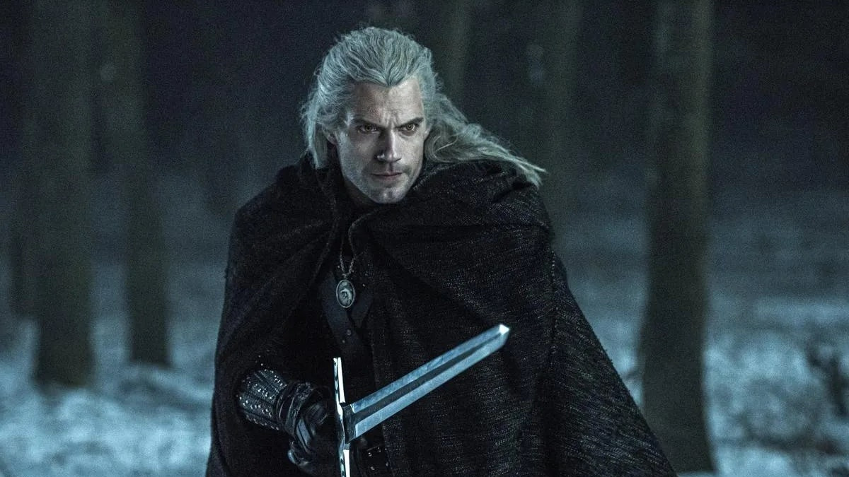 De schrijver van The Witcher, Andrzej Sapkowski, bewondert de prestatie van Henry Cavill en geeft toe dat hij zelfs de stem van de acteur hoort als hij zich zijn personage Geralt voorstelt.