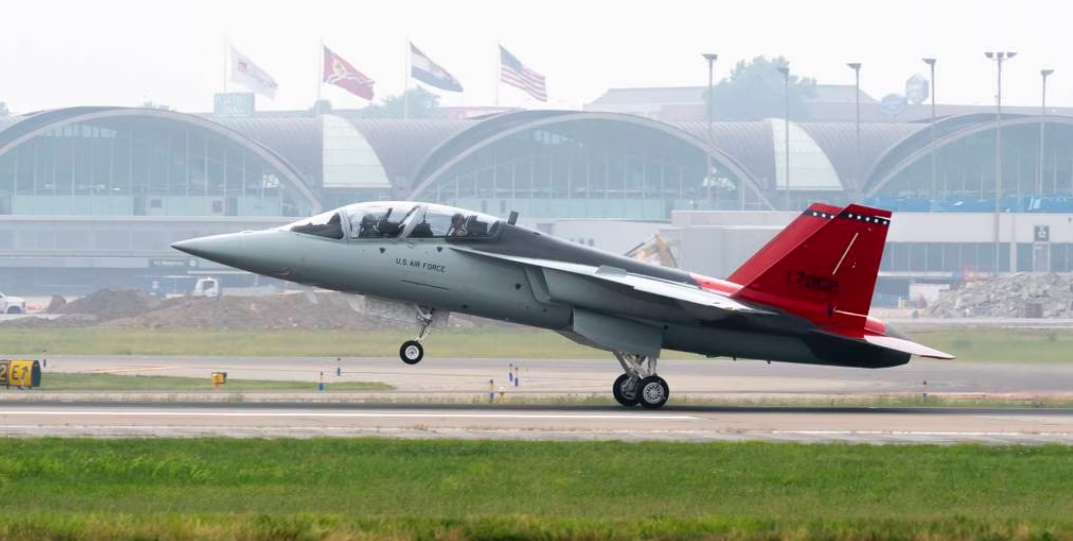 De lang geteisterde Boeing T-7A Red Hawk maakte zijn eerste vlucht van meer dan een uur...