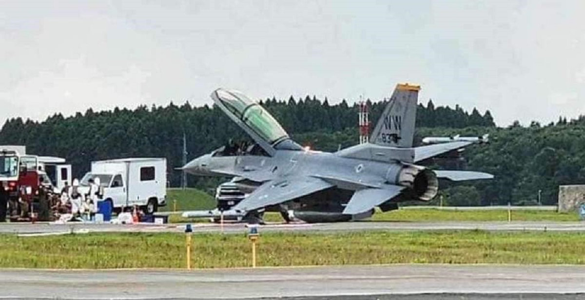 De Amerikaanse luchtmacht onderzoekt een noodgeval met een F-16D Fighting Falcon-gevechtsvliegtuig op een luchtmachtbasis in Japan.