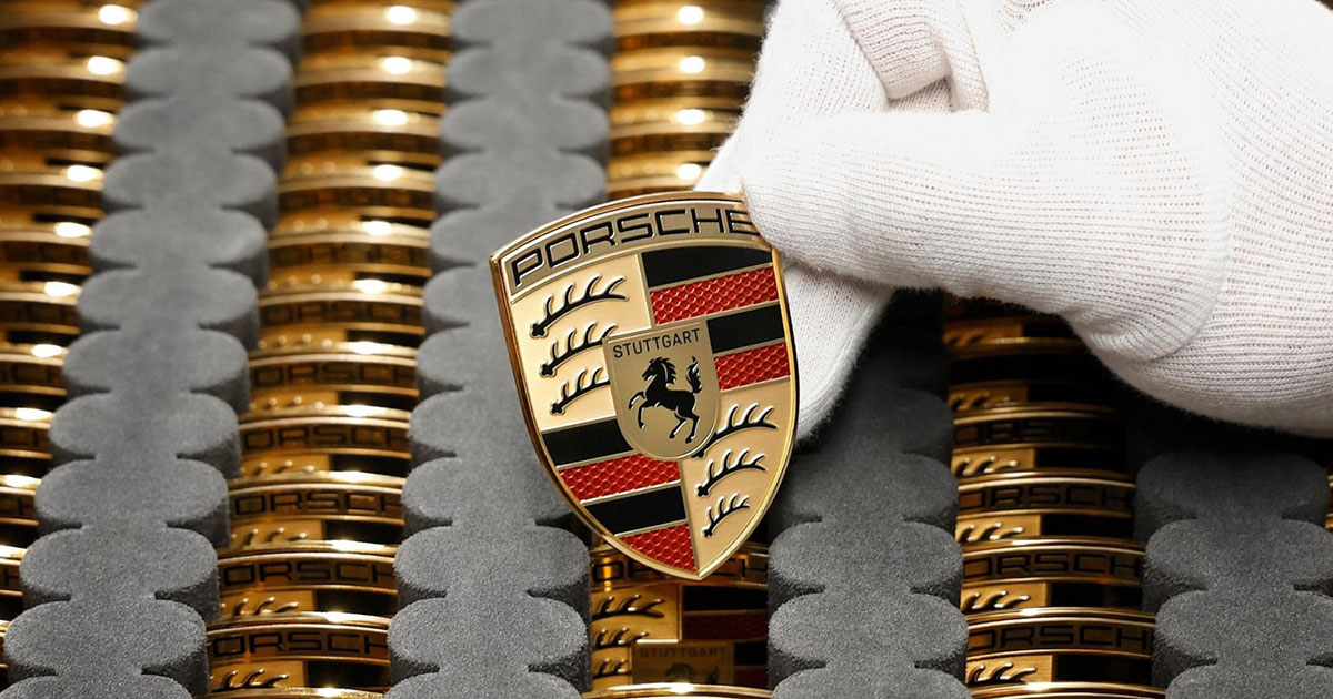 Symbool van snelheid en prestige: De mysteries van het Porsche-embleem ontrafelen Het handelsmerk van Porsche: De geschiedenis van het embleem van het legendarische merk