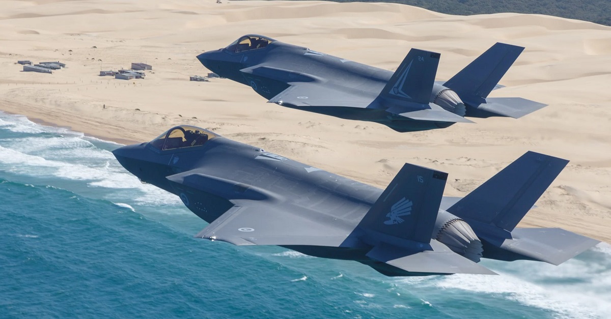 Australië wil F-35A Lightning II gevechtsvliegtuigen onzichtbaar maken voor vijandelijke radar en zal een fabriek bouwen die meer dan 65 miljoen dollar kost om een geheime stealth coating aan te brengen. Australië wil F-35A Lightning II gevechtsvliegtuigen onzichtbaar maken voor vijandelijke radar en zal een fabriek bouwen die meer dan 65 miljoen dollar kost om een geheime stealth coating aan te brengen.