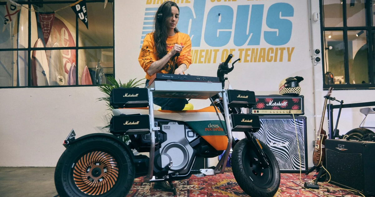 Muziek en snelheid: hoe Deus Ex een BMW CE 02 in een DJ-pad verandert Ontmoet de BMW CE 02: De elektrische fiets met het DJ-hart van Deus Ex.
