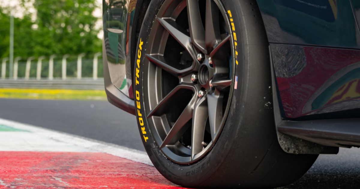 De nieuwe Ford Mustang Dark Horse: testrit met Pirelli P Zero Trofeo Track banden Testen van de Pirelli P Zero Trofeo Track op de nieuwe Ford Mustang Dark Horse