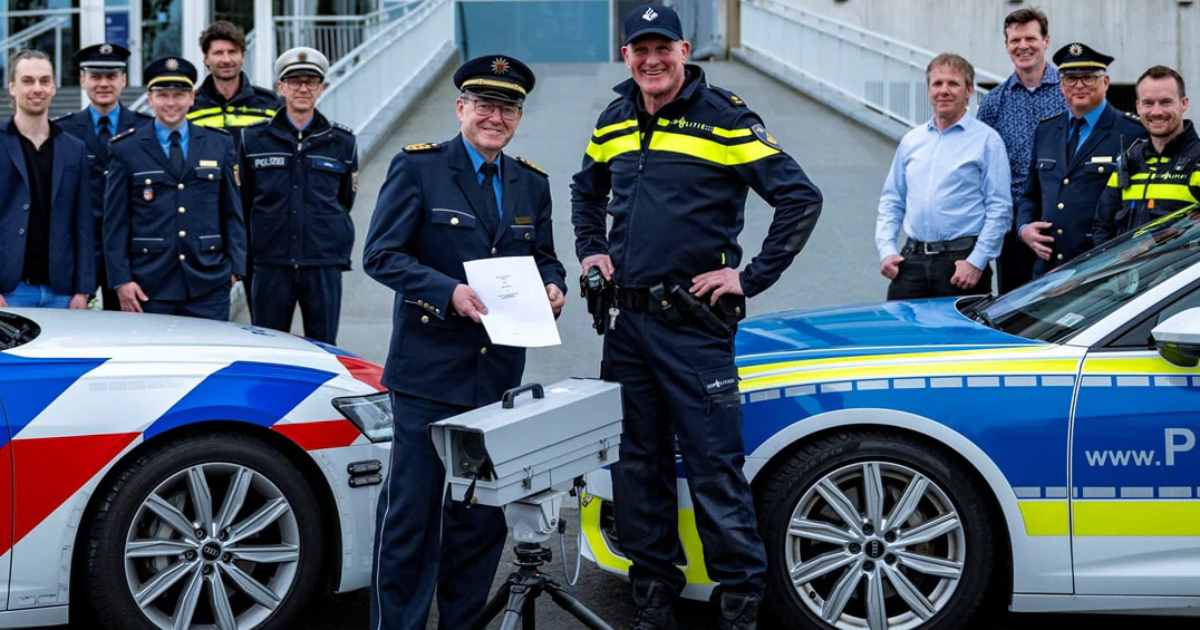 Duitsland bestrijdt afleiding op de weg met 'slimme' camera's Duitse wegen worden slimmer: camera's vangen bestuurders met telefoons