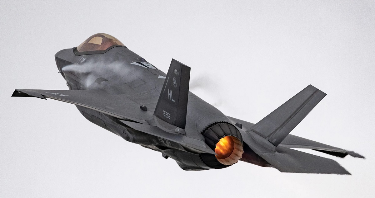 Lockheed Martin heeft bijna 176 miljoen dollar ontvangen ter ondersteuning van de leveringen van F-35 Lightning II gevechtsvliegtuigen van de vijfde generatie, in het kader van een contract van 30 miljard dollar. Lockheed Martin heeft bijna 176 miljoen dollar ontvangen ter ondersteuning van de leveringen van F-35 Lightning II gevechtsvliegtuigen van de vijfde generatie, in het kader van een contract van 30 miljard dollar.