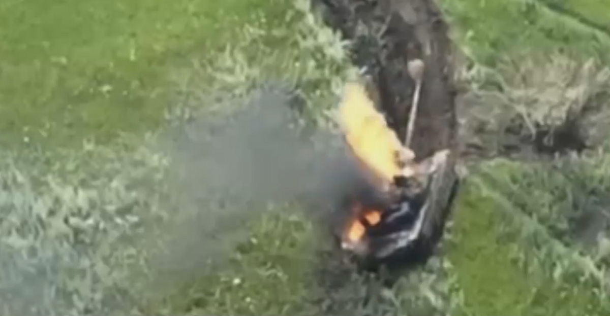 Oekraïense FPV-drones vernietigden drie Russische tanks, waaronder T-90s en T-90Ms ter waarde van miljoenen dollars Oekraïense FPV-drones vernietigden drie Russische tanks, waaronder T-90s en T-90Ms ter waarde van miljoenen dollars
