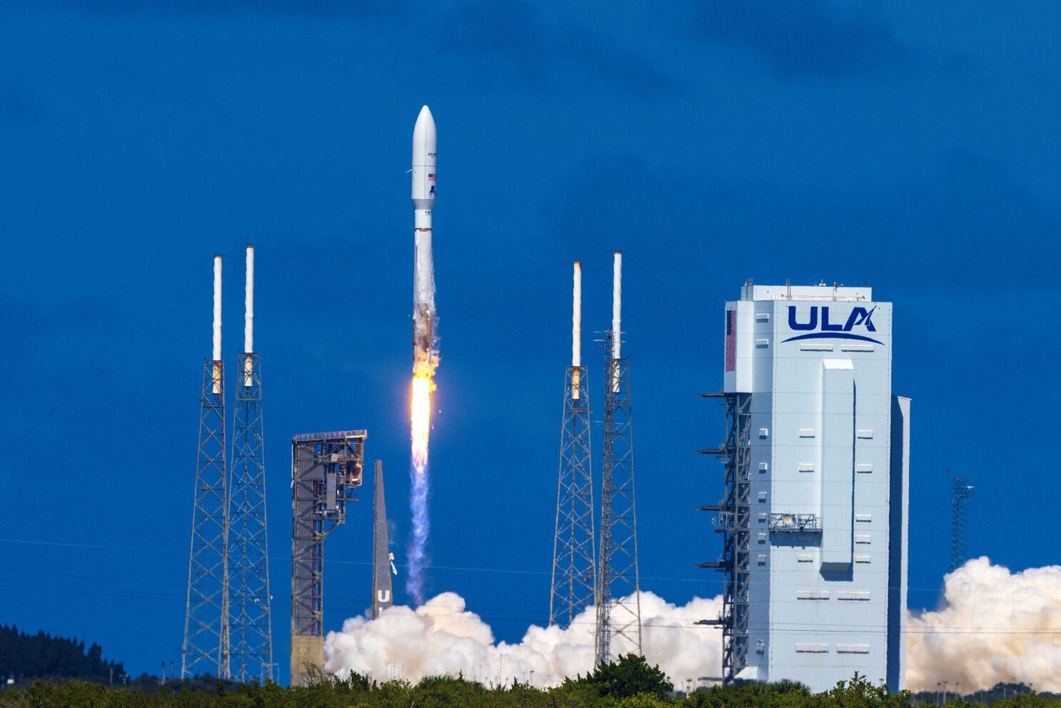 Amazons internetsatellieten maakten manoeuvres in een baan met behulp van geavanceerde ionenmotoren Amazons internetsatellieten maakten manoeuvres in een baan met behulp van geavanceerde ionenmotoren