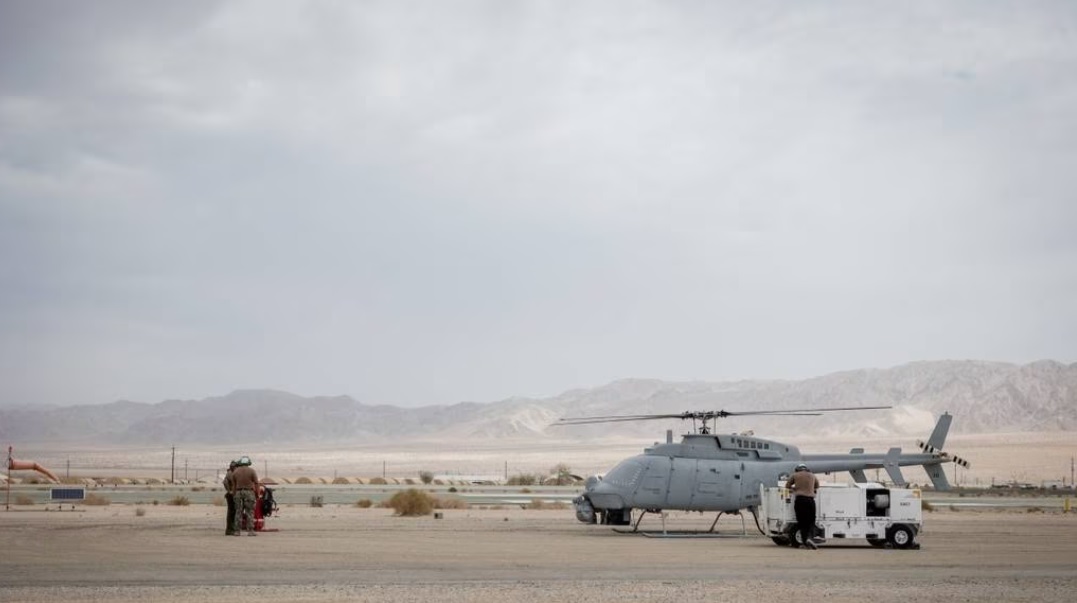 Het Amerikaanse Korps Mariniers heeft voor het eerst een bemande helikopter gebruikt om drones bij te tanken. Een CH-53E Super Stallion tankte de brandstofvoorraad van een MQ-8C Fire Scout bij. Het Amerikaanse Korps Mariniers heeft voor het eerst een bemande helikopter gebruikt om drones bij te tanken. Een CH-53E Super Stallion tankte de brandstofvoorraad van een MQ-8C Fire Scout bij.