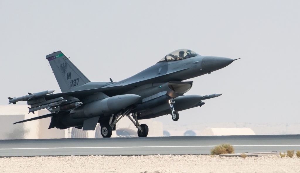 De VS heeft een F-16 Fighting Falcon gevechtsvliegtuig naar de Perzische Golf gestuurd om Iran af te schrikken, dat drie J-21 Jastreb straaljagers in één gevecht heeft vernietigd. De VS heeft een F-16 Fighting Falcon gevechtsvliegtuig naar de Perzische Golf gestuurd om Iran af te schrikken, dat drie J-21 Jastreb straaljagers in één gevecht heeft vernietigd.