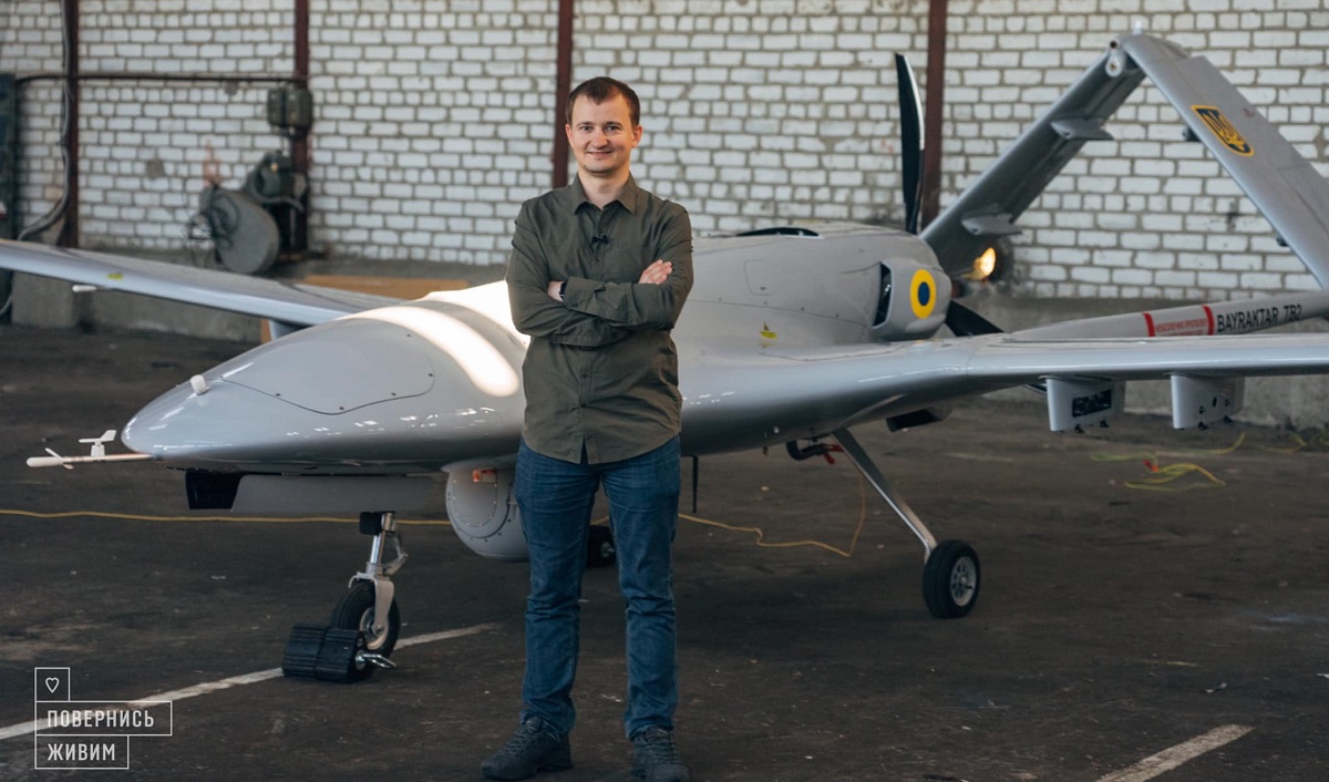 3 Bayraktar TB2 aanvalsdrones in Oekraïne hebben 7 Russische tanks, 4 Grad meervoudige raketwerpers, een Pion zelfrijdend kanon en 8 pantservoertuigen vernietigd. 3 Bayraktar TB2 aanvalsdrones in Oekraïne hebben 7 Russische tanks, 4 Grad meervoudige raketwerpers, een Pion zelfrijdend kanon en 8 pantservoertuigen vernietigd.