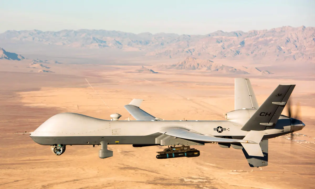 Een Russisch gevechtsvliegtuig heeft een Amerikaanse MQ-9 Reaper drone aangevallen en beschadigd met vuurpijlen. Een Russisch gevechtsvliegtuig heeft een Amerikaanse MQ-9 Reaper drone aangevallen en beschadigd met vuurpijlen.