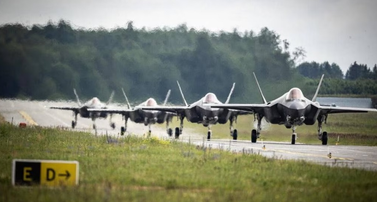 Roemenië koopt 32 F-35 Lightning II gevechtsvliegtuigen van de vijfde generatie voor $6,5 miljard, maar het duurt bijna 10 jaar voordat de leveringen beginnen. Roemenië koopt 32 F-35 Lightning II gevechtsvliegtuigen van de vijfde generatie voor $6,5 miljard, maar het duurt bijna 10 jaar voordat de leveringen beginnen.