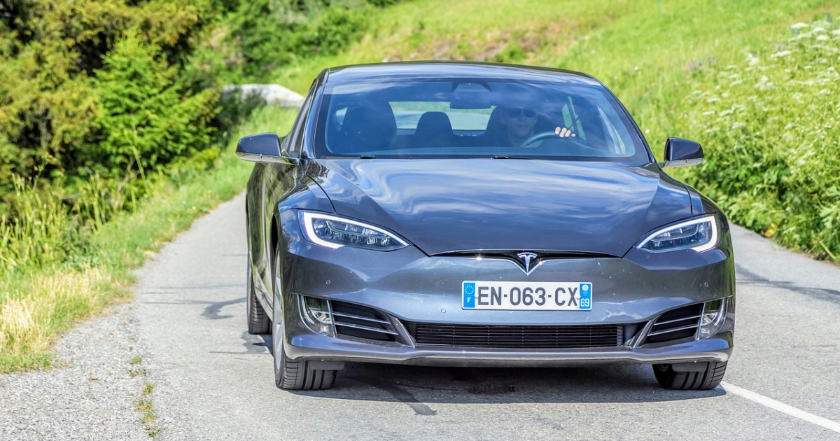 Tesla Model S: gasten uit Frankrijk zijn zichtbaar op onze straten Tesla Model S en Franse charm van de weg: een nieuwe trend?