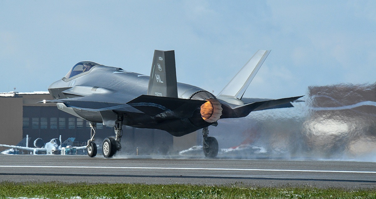 Een $166 miljoen kostend F-35A Lightning II gevechtsvliegtuig stortte neer in Utah door een elektronicastoring veroorzaakt door turbulentie die door mensen werd veroorzaakt. Een $166 miljoen kostend F-35A Lightning II gevechtsvliegtuig stortte neer in Utah door een elektronicastoring veroorzaakt door turbulentie die door mensen werd veroorzaakt.