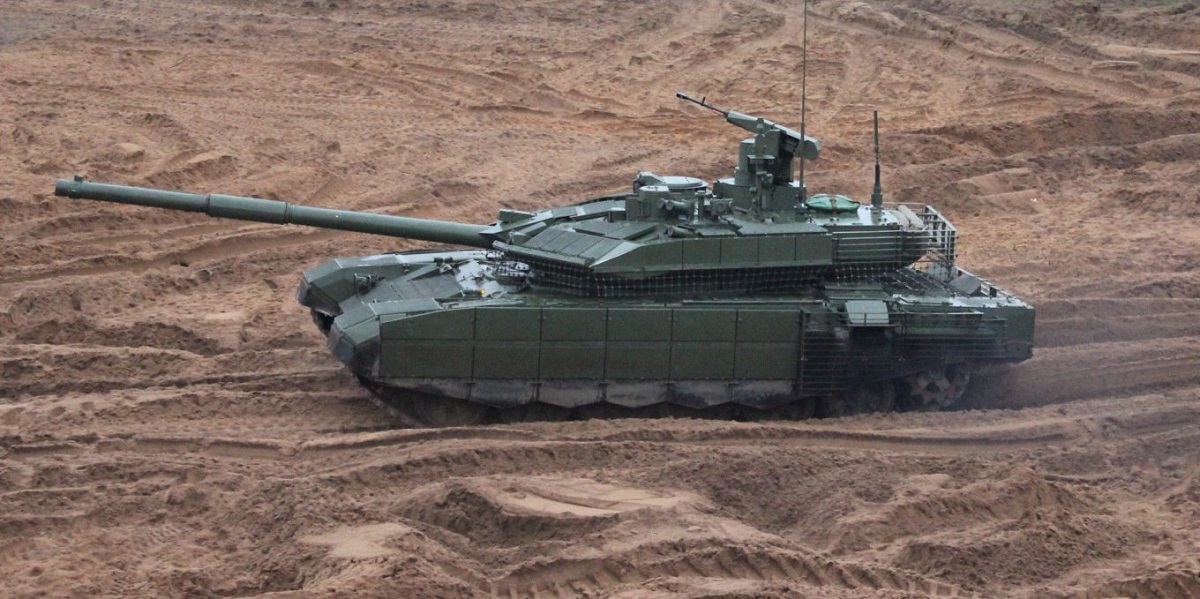 Oekraïense drone gooide granaten naar Russische gemoderniseerde T-90M tank ter waarde van $2,5 miljoen of meer Oekraïense drone gooide granaten naar Russische gemoderniseerde T-90M tank ter waarde van $2,5 miljoen of meer