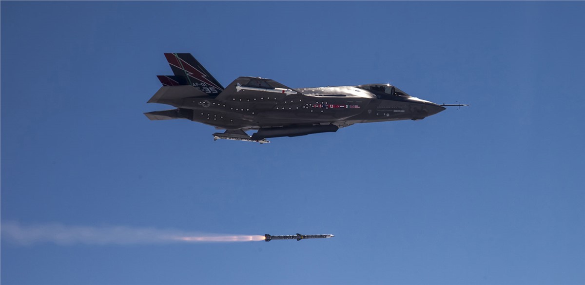 Duitsland koopt voor $ 2,9 miljard bijna 1000 AIM-120C-8 AMRAAM-raketten met een lanceerbereik tot 180 kilometer. Duitsland koopt voor $ 2,9 miljard bijna 1000 AIM-120C-8 AMRAAM-raketten met een lanceerbereik tot 180 kilometer.