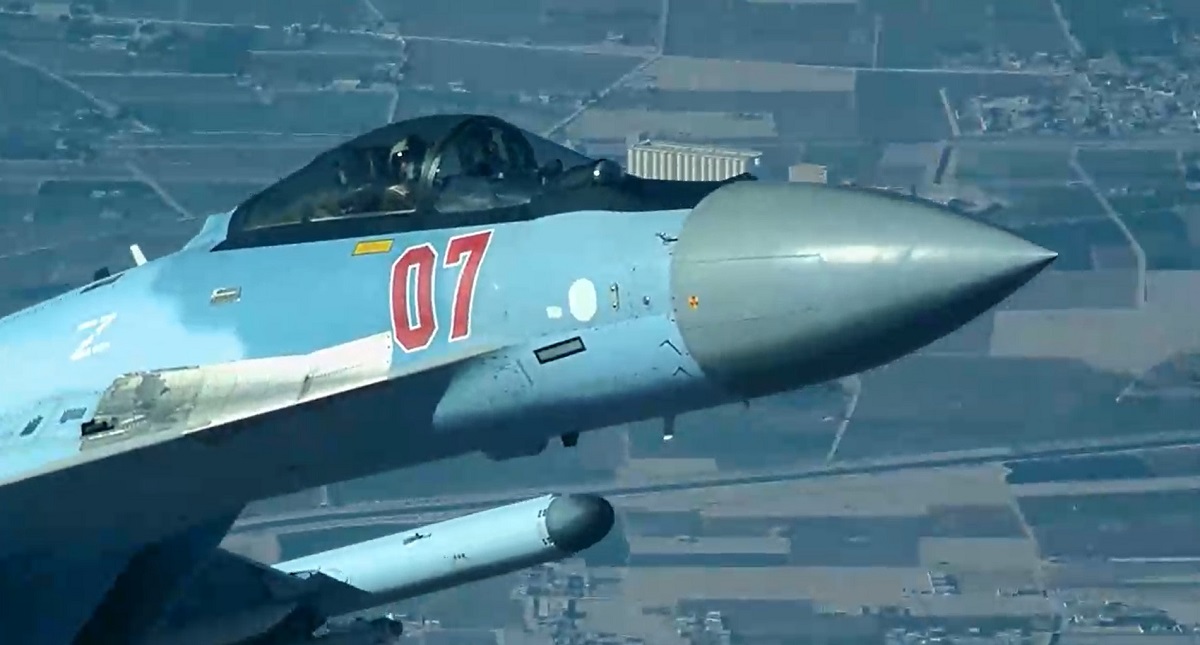 Een Amerikaanse MQ-9 Reaper drone is beschadigd door een Russisch Su-35 gevechtsvliegtuig van de vierde generatie. Een Amerikaanse MQ-9 Reaper drone is beschadigd door een Russisch Su-35 gevechtsvliegtuig van de vierde generatie.