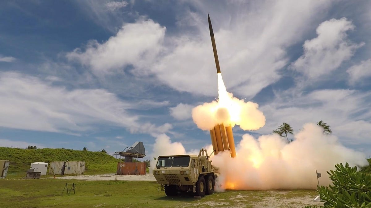 De VS zal oefeningen houden met het THAAD raketafweersysteem en het MIM-104 Patriot grond-lucht raketsysteem. De VS zal oefeningen houden met het THAAD raketafweersysteem en het MIM-104 Patriot grond-lucht raketsysteem.