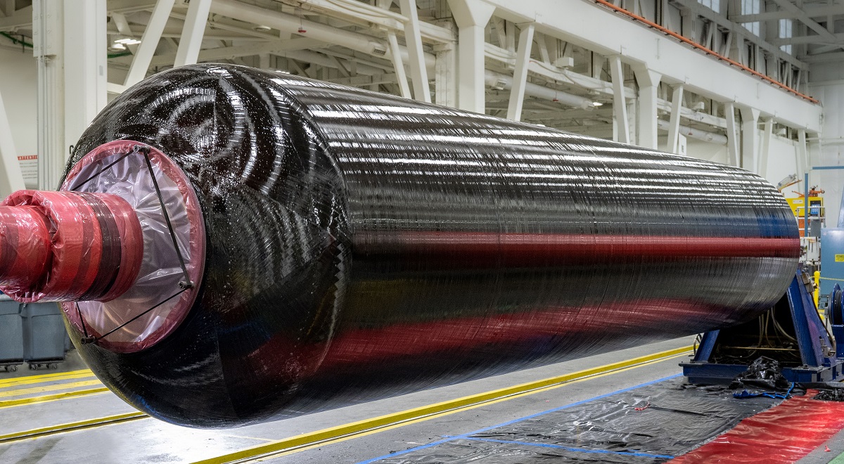 Northrop Grumman heeft de eerste reeks motoromhulsels gemaakt voor een interceptor van de volgende generatie die de hele VS zal beschermen tegen intercontinentale ballistische raketten. Northrop Grumman heeft de eerste reeks motoromhulsels gemaakt voor een interceptor van de volgende generatie die de hele VS zal beschermen tegen intercontinentale ballistische raketten.