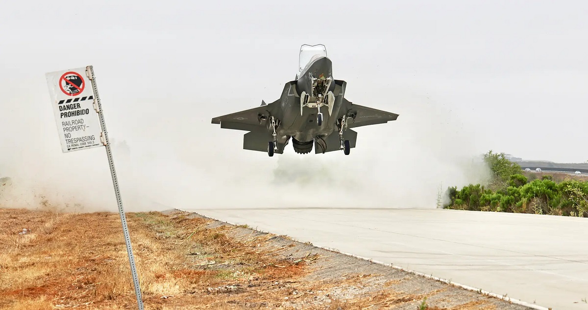 Een F-35B Lightning II straaljager landde op een snelweg, tankt bij, herbewapent, wisselt van piloot en vliegt weg - Het Amerikaanse Korps Mariniers bereidt zich voor op toekomstige oorlogen in de Stille Oceaan Een F-35B Lightning II straaljager landde op een snelweg, tankt bij, herbewapent, wisselt van piloot en vliegt weg - Het Amerikaanse Korps Mariniers bereidt zich voor op toekomstige oorlogen in de Stille Oceaan