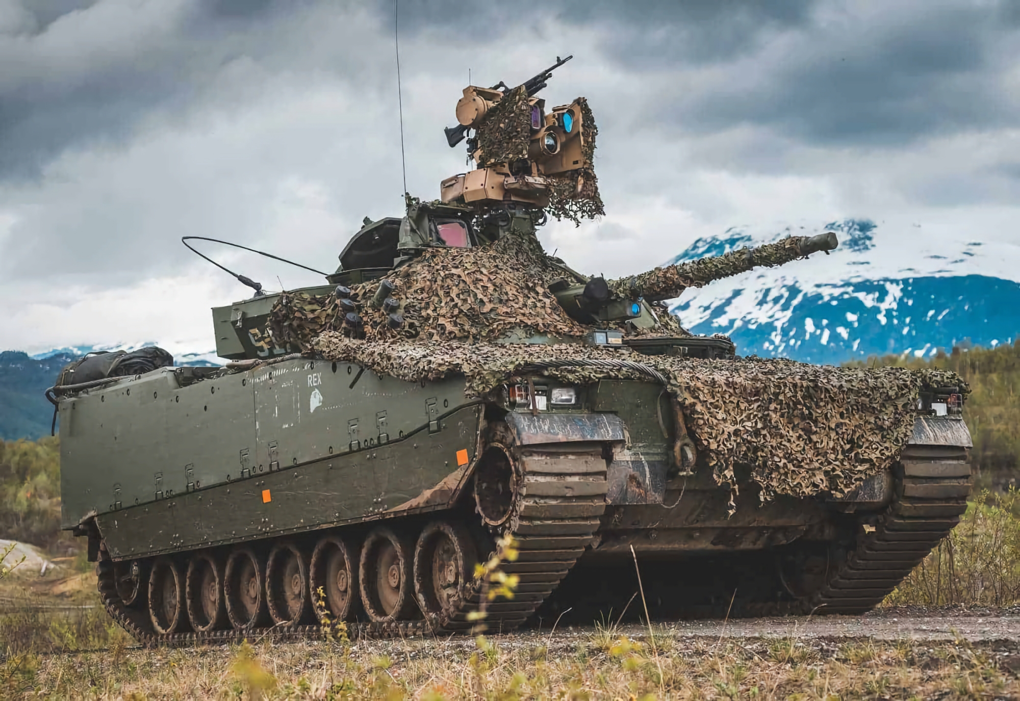 Volodymyr Zelenskyy bevestigde dat Oekraïne Zweedse CV90 infanteriegevechtsvoertuigen gaat produceren. Volodymyr Zelenskyy bevestigde dat Oekraïne Zweedse CV90 infanteriegevechtsvoertuigen gaat produceren.