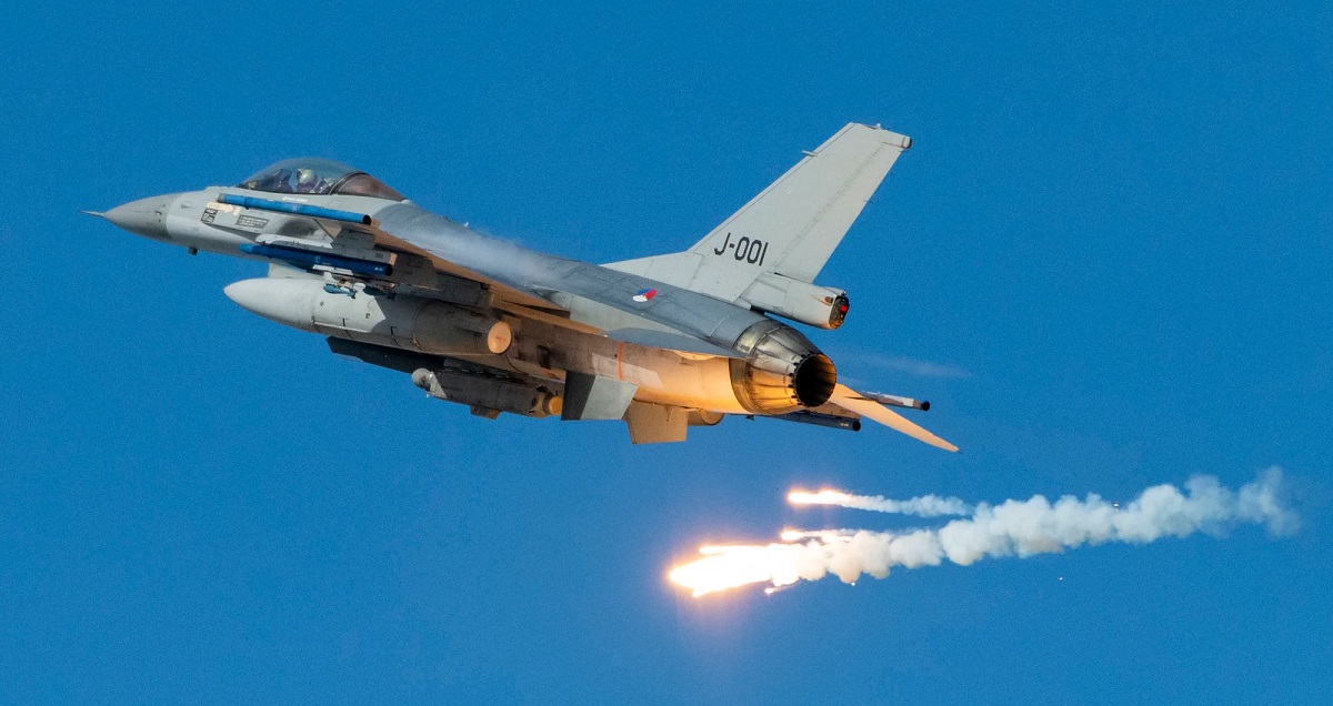 Oekraïne ontvangt mogelijk een kleine partij F-16 Fighting Falcon gevechtsvliegtuigen tegen het einde van de winter, maar de belangrijkste leveringen worden in de zomer verwacht. Oekraïne ontvangt mogelijk een kleine partij F-16 Fighting Falcon gevechtsvliegtuigen tegen het einde van de winter, maar de belangrijkste leveringen worden in de zomer verwacht.