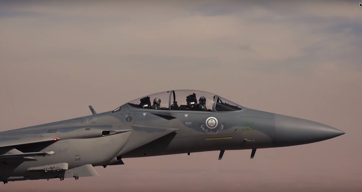 Een McDonnell Douglas F-15SA Eagle-gevechtsvliegtuig van de vierde generatie stortte neer in Saudi-Arabië tijdens een oefening. Een McDonnell Douglas F-15SA Eagle-gevechtsvliegtuig van de vierde generatie stortte neer in Saudi-Arabië tijdens een oefening.