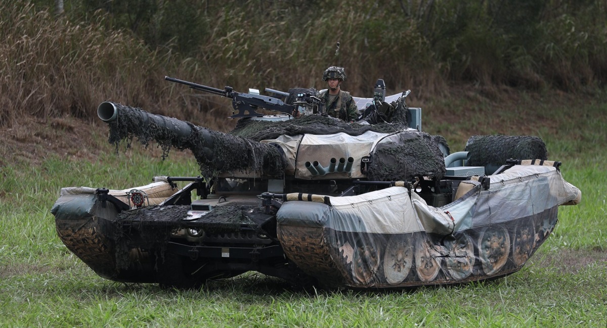 Amerikaanse leger gebruikt mock-ups van Russische T-72 tanks gebaseerd op Amerikaanse Humvee-pantservoertuigen Amerikaanse leger gebruikt mock-ups van Russische T-72 tanks gebaseerd op Amerikaanse Humvee-pantservoertuigen
