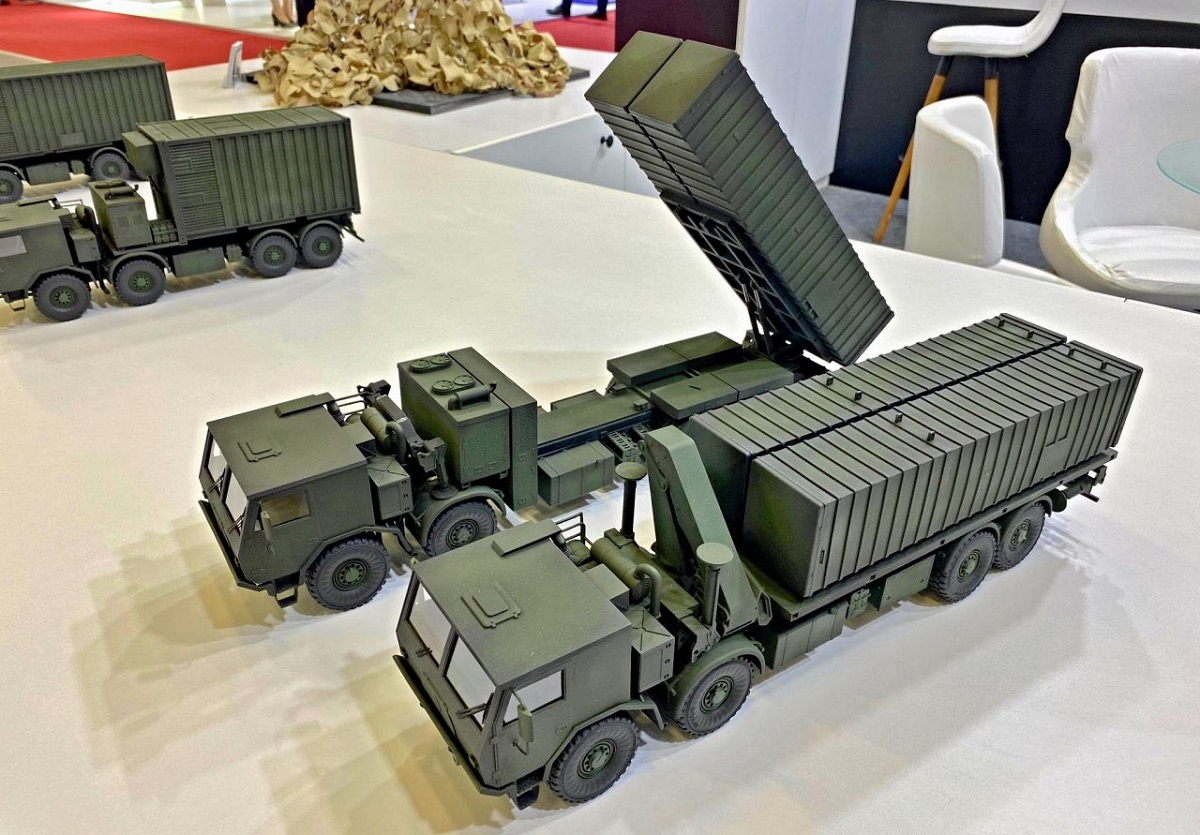 De Tsjecho-Slowaakse groep heeft de KHAN ballistische middellangeafstandsraket gekoppeld aan een draagraket op een Tatra 815-7 chassis. De Tsjecho-Slowaakse groep heeft de KHAN ballistische middellangeafstandsraket gekoppeld aan een draagraket op een Tatra 815-7 chassis.