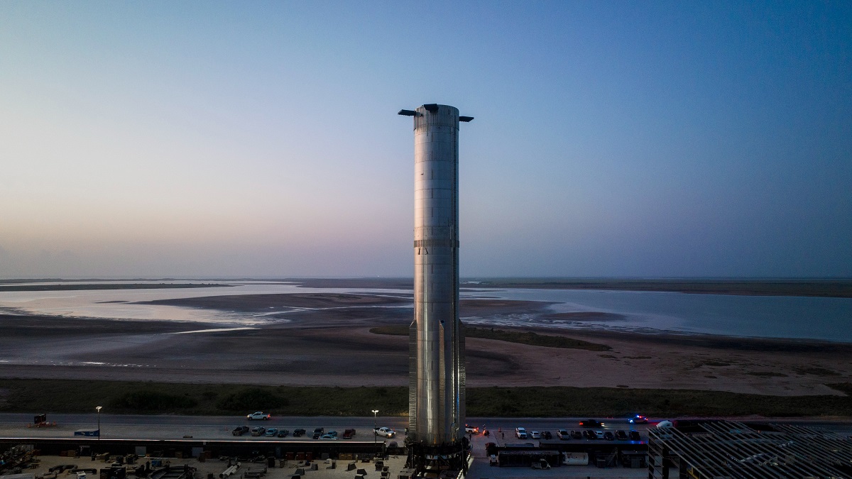 SpaceX rolde een nieuw Super Heavy raketprototype met 33 Raptor-motoren voor Starship naar het lanceerplatform SpaceX rolde een nieuw Super Heavy raketprototype met 33 Raptor-motoren voor Starship naar het lanceerplatform