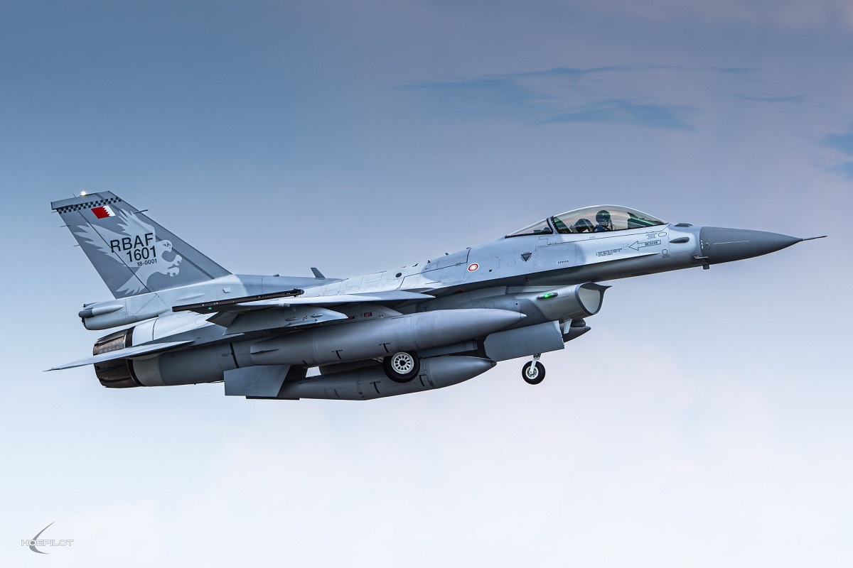 Lockheed Martin heeft de Royal Bahraini Air Force het eerste gemoderniseerde F-16 Block 70 Generation 4++ gevechtsvliegtuig overhandigd in het kader van een contract ter waarde van $1,12 miljard. Lockheed Martin heeft de Royal Bahraini Air Force het eerste gemoderniseerde F-16 Block 70 Generation 4++ gevechtsvliegtuig overhandigd in het kader van een contract ter waarde van $1,12 miljard.