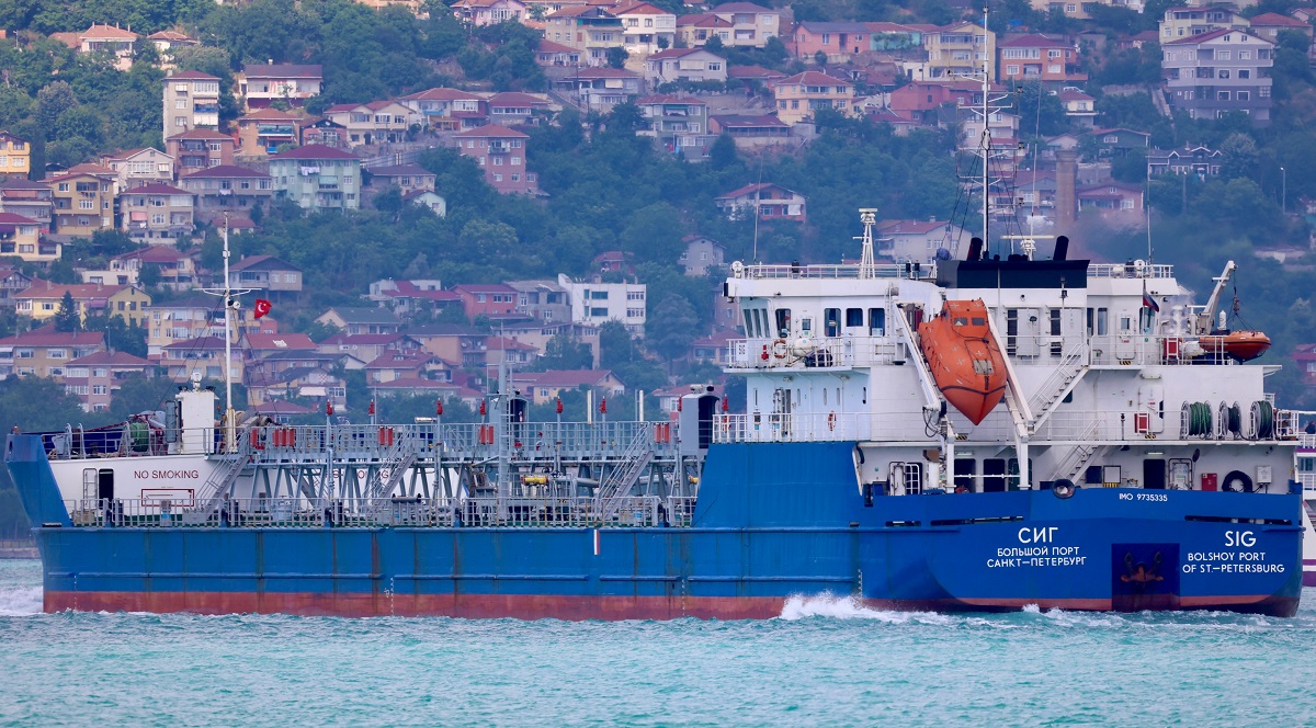 Een maritieme drone met 450 kg TNT heeft een SIG-olietanker geramd die het Russische leger van brandstof voorziet. Een maritieme drone met 450 kg TNT heeft een SIG-olietanker geramd die het Russische leger van brandstof voorziet.