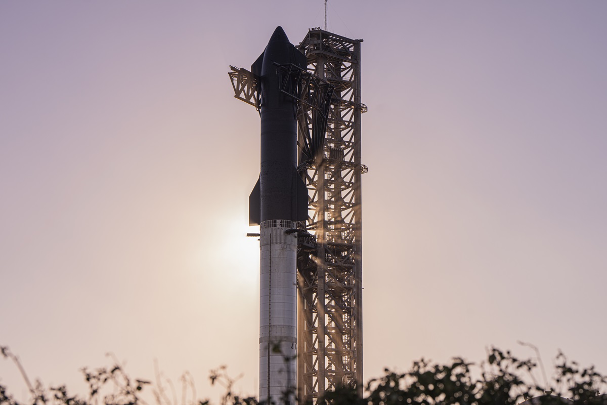 Starship vliegt vandaag niet de ruimte in vanwege een noodvervanging van een onderdeel dat de afdaling van een Super Heavy raket stabiliseert Starship vliegt vandaag niet de ruimte in vanwege een noodvervanging van een onderdeel dat de afdaling van een Super Heavy raket stabiliseert