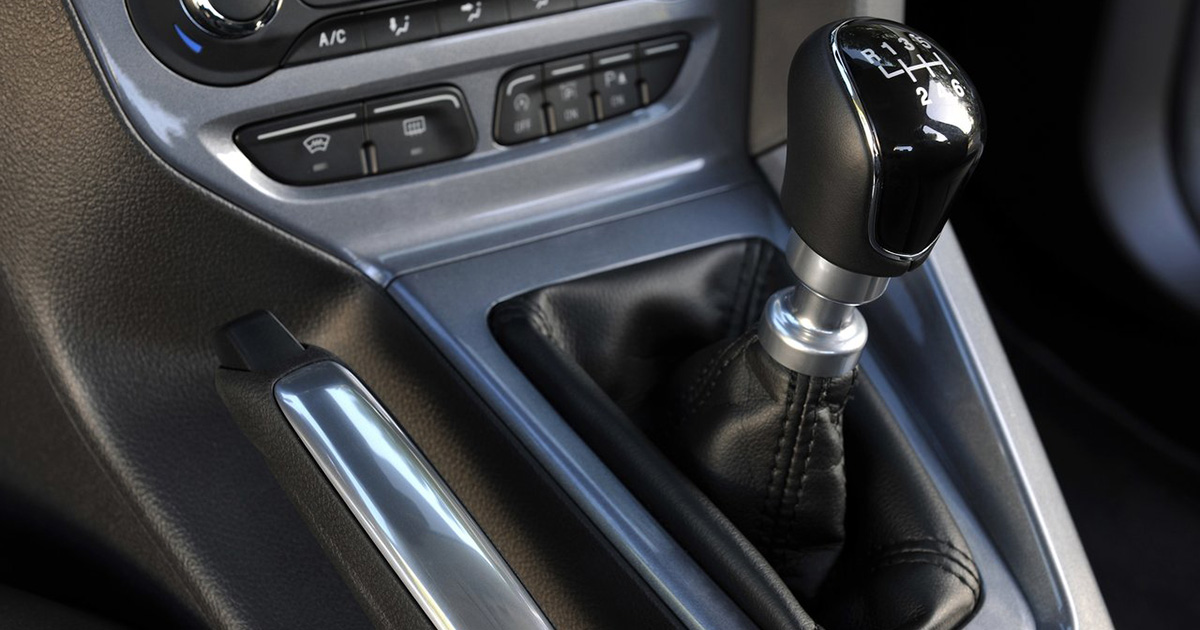 De binnenkant van de versnellingsbak: Onderzoek van het versnellingspookmechanisme van de Ford Focus 2011 Bedieningsnuances: Kenmerken van de handmatige versnellingspook op de Ford Focus 2011