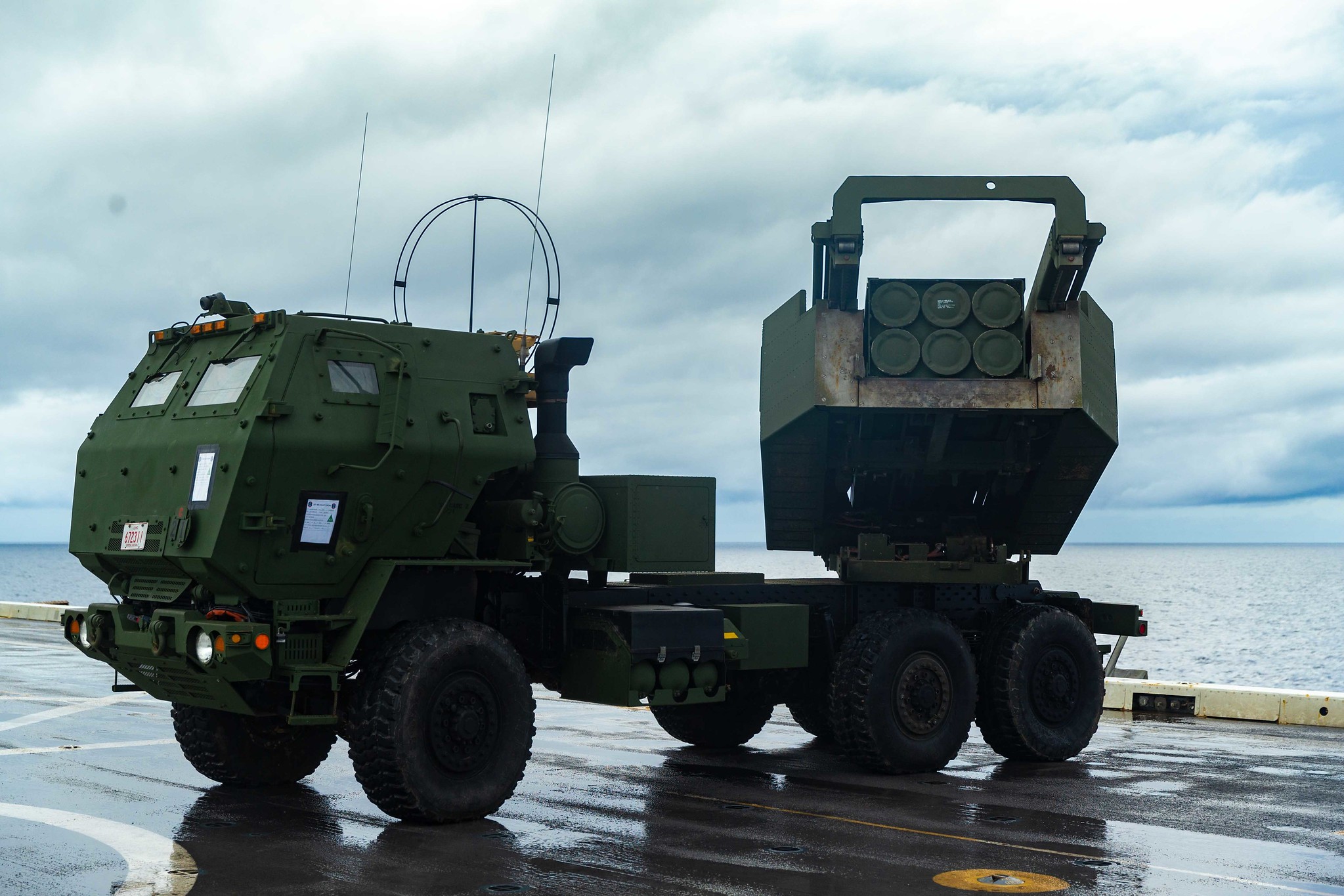 Binnen in de technologie van M142 HIMARS: Een diepgaande blik op zijn capaciteiten M142 HIMARS: Herdefiniëren van precisie in moderne oorlogsvoering