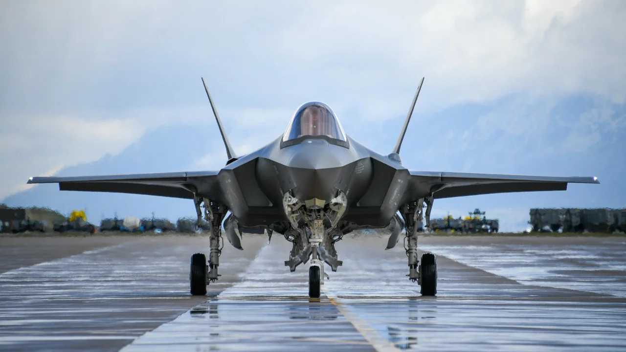 Lockheed Martin heeft bijna 100 miljoen dollar ontvangen voor de aankoop van materialen voor de productie van 147 F-35 Lightning II gevechtsvliegtuigen van de vijfde generatie. Lockheed Martin heeft bijna 100 miljoen dollar ontvangen voor de aankoop van materialen voor de productie van 147 F-35 Lightning II gevechtsvliegtuigen van de vijfde generatie.