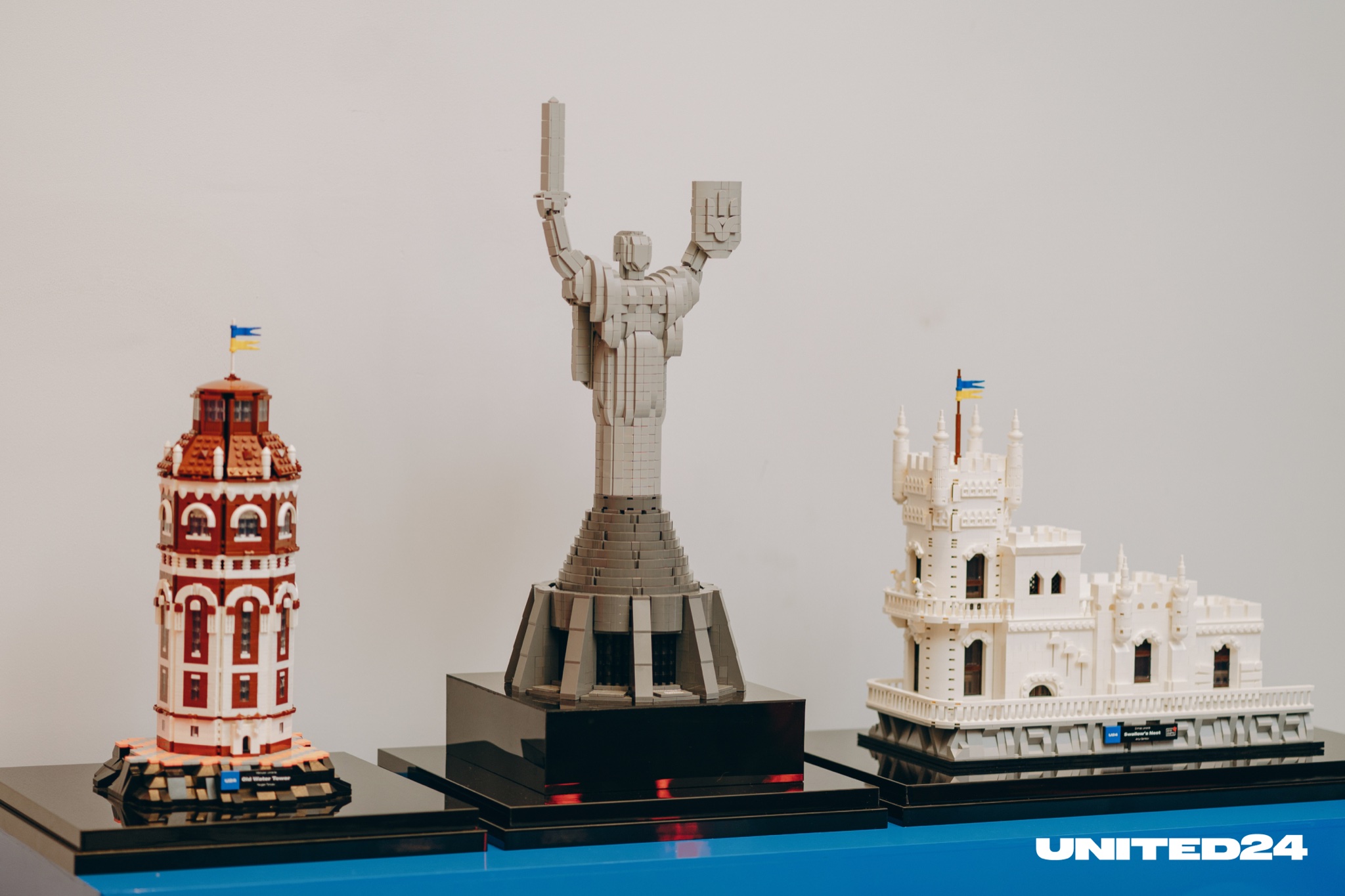 UNITED24 presenteerde Oekraïense monumenten gemaakt van LEGO blokjes - Oekraïne Moeder, Mariupol watertoren en Zwaluwnest UNITED24 presenteerde Oekraïense monumenten gemaakt van LEGO blokjes - Oekraïne Moeder, Mariupol watertoren en Zwaluwnest