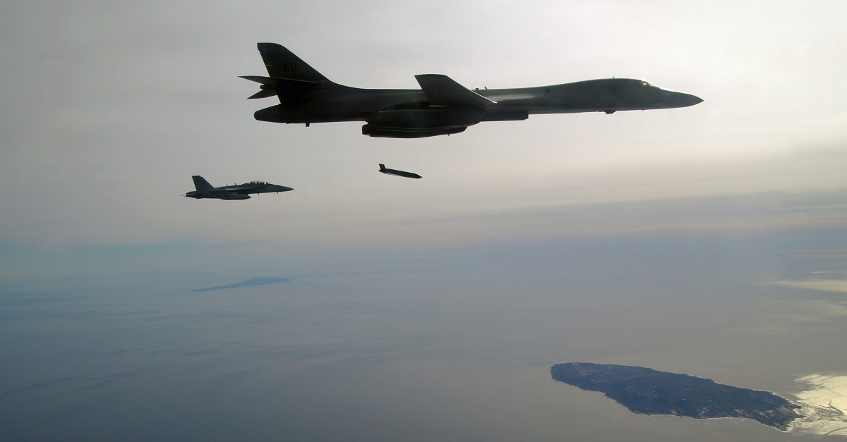 De VS willen van de B-1B Lancer bommenwerper een killer van Chinese vliegdekschepen maken door het supersonische vliegtuig te bewapenen met 36 LRASM anti-scheepsraketten met een lanceerbereik van meer dan 900 kilometer. De VS willen van de B-1B Lancer bommenwerper een killer van Chinese vliegdekschepen maken door het supersonische vliegtuig te bewapenen met 36 LRASM anti-scheepsraketten met een lanceerbereik van meer dan 900 kilometer.