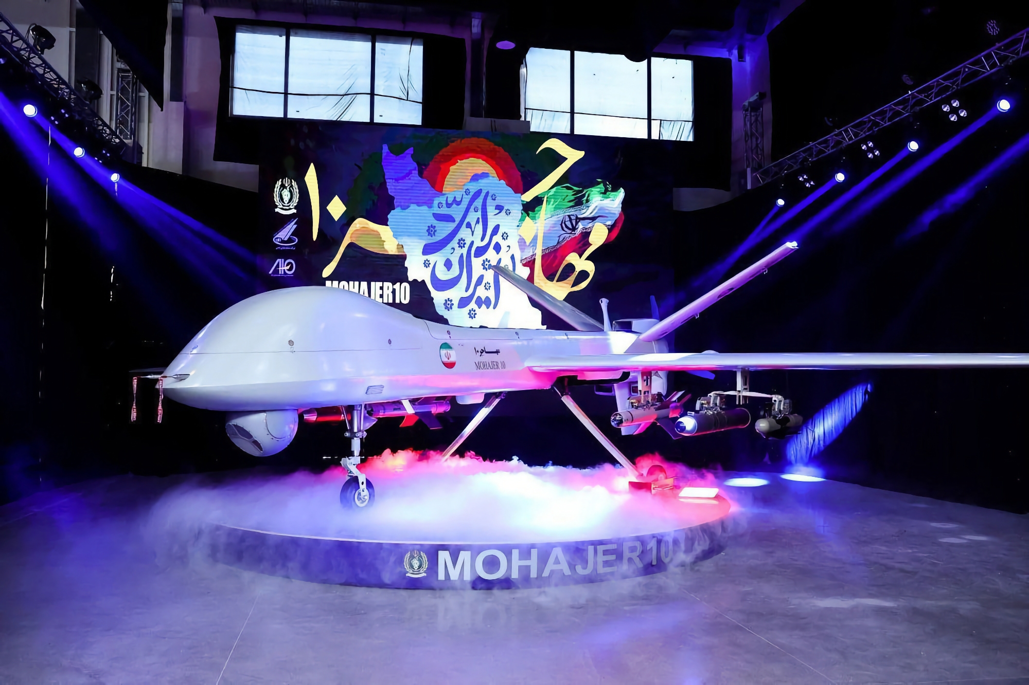 Iran heeft de Mohajer-10 aanvals- en verkenningsdrone onthuld met een ontwerp dat lijkt op de MQ-9 Reaper. De drone kan met een snelheid van 210 kilometer per uur tot op een afstand van 2.000 kilometer vliegen. Iran heeft de Mohajer-10 aanvals- en verkenningsdrone onthuld met een ontwerp dat lijkt op de MQ-9 Reaper. De drone kan met een snelheid van 210 kilometer per uur tot op een afstand van 2.000 kilometer vliegen.