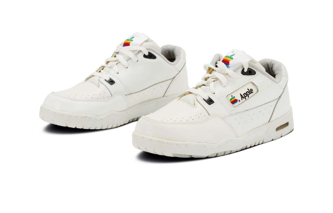 Zeldzame Apple sportschoenen uit de jaren 90 worden op een veiling verkocht voor minimaal $50.000 Zeldzame Apple sportschoenen uit de jaren 90 worden op een veiling verkocht voor minimaal $50.000