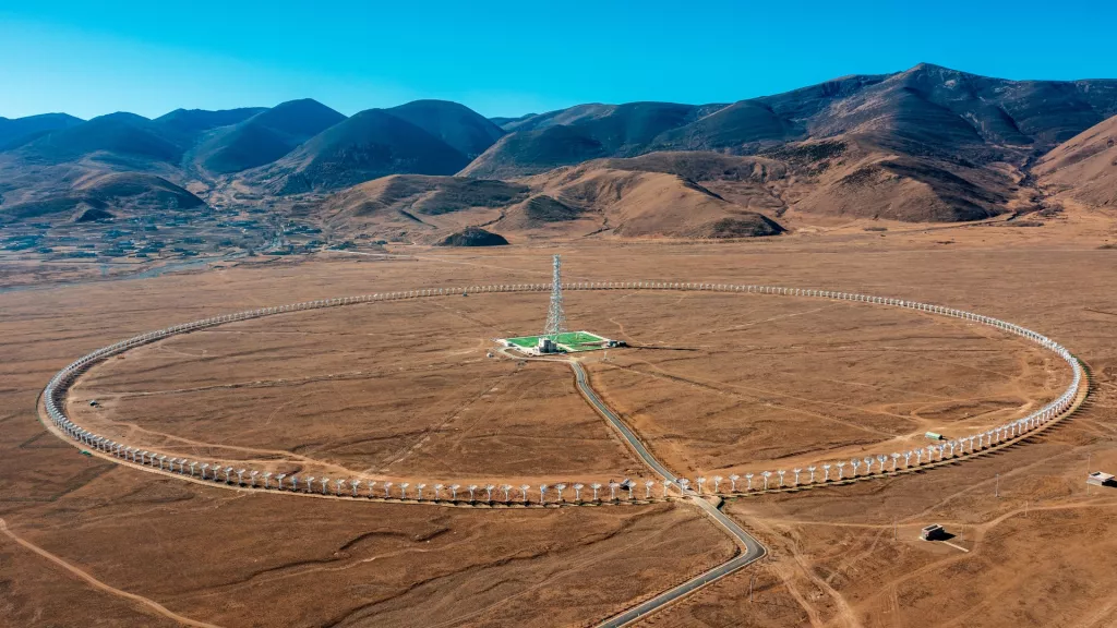 China heeft 's werelds grootste radiotelescoop op zonne-energie gelanceerd - hij heeft 313 antennes van 6 meter lang die in een cirkel met een diameter van 3,14 km zijn geplaatst. China heeft 's werelds grootste radiotelescoop op zonne-energie gelanceerd - hij heeft 313 antennes van 6 meter lang die in een cirkel met een diameter van 3,14 km zijn geplaatst.
