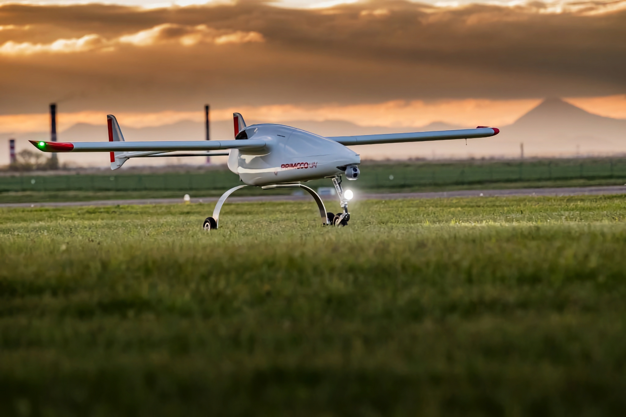 Duitsland heeft verkennings-UAV's Primoco ONE overgedragen aan Oekraïne. Ze kunnen tot 200 kilometer ver vliegen en tot 15 uur in de lucht blijven. Duitsland heeft verkennings-UAV's Primoco ONE overgedragen aan Oekraïne. Ze kunnen tot 200 kilometer ver vliegen en tot 15 uur in de lucht blijven.