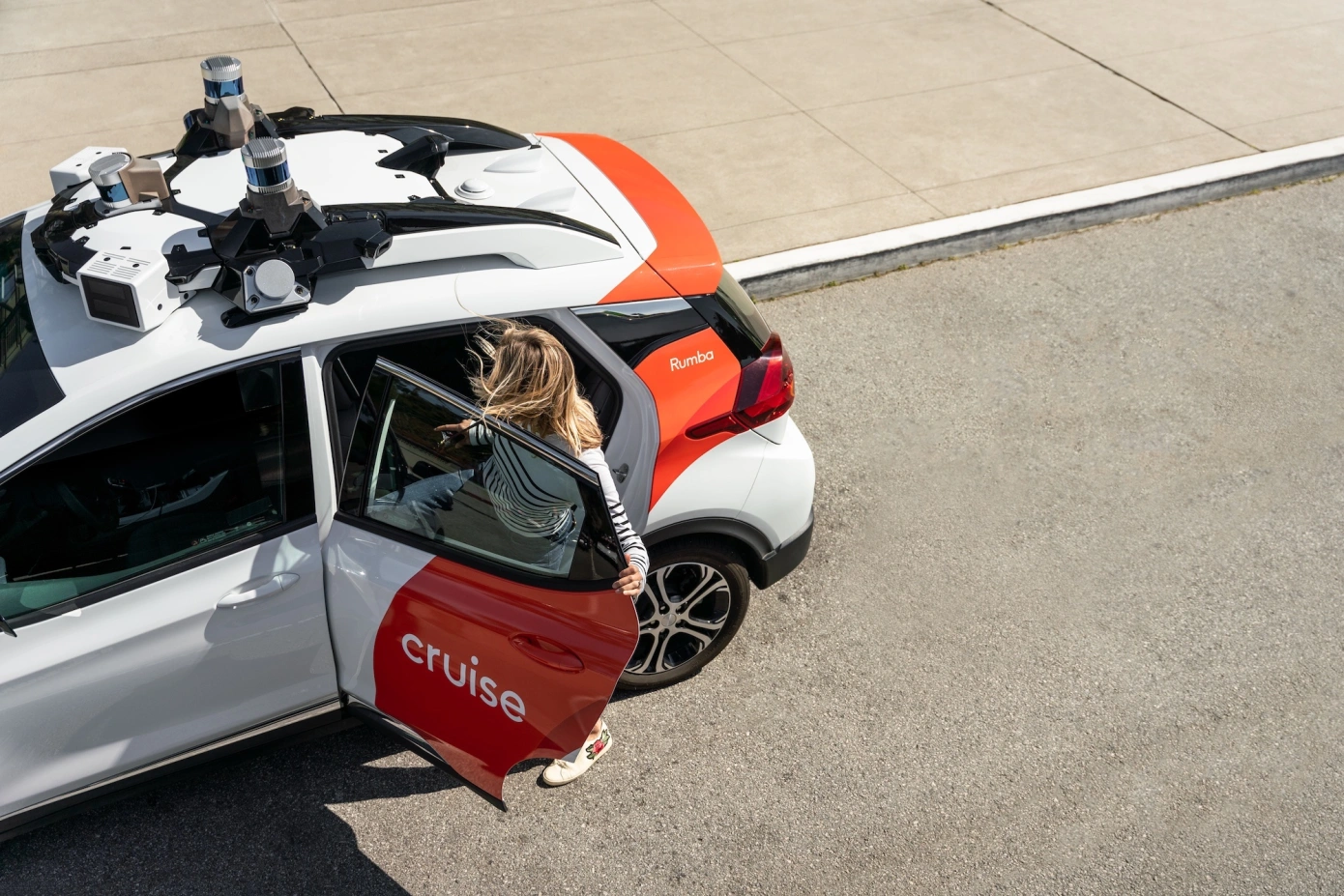 Cruise en Waymo hebben mensen slechte chauffeurs genoemd en aangedrongen op een snellere invoering van robottaxi's Cruise en Waymo hebben mensen slechte chauffeurs genoemd en aangedrongen op een snellere invoering van robottaxi's
